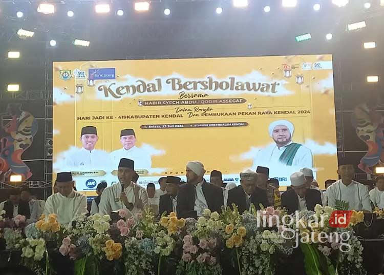 Bupati Kendal, Dico M. Ganinduto, saat memberikan sambutannya bersama Habib Syech bin Abdul Qadir Assegaf dalam pembukaan Pekan Raya Kendal pada Selasa malam, 23 Juli 2024. (Arvian Maulana/Lingkarjateng.id)