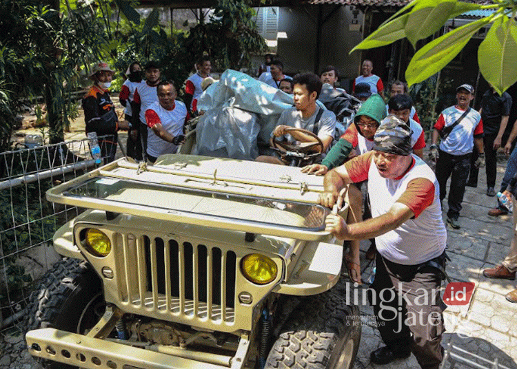 TINDAK PAKSA: Tim kuasa hukum PT KAI saat mengeluarkan kendaraan roda empat yang terparkir di salah satu rumah di kawasan aset milik KAI di Kota Semarang pada Selasa, 30 Juli 2024. (Antara/Lingkarjateng.id)