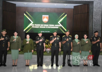 Serah terima jabatan pejabat Kodam IV/Diponegoro yang dipimpin langsung oleh Pangdam IV/Diponegoro Mayjen TNI Deddy Suryadi, S.I.P., M.Si. yang berlangsung di Balai Diponegoro pada Jumat, 20 Juli 2024. (Dok. Lingkarjateng.id)