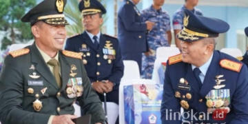 Pangdam IV/Diponegoro Mayjen TNI Deddy Suryadi (kiri) saat menghadiri upacara peringatan Hari Bakti TNI Angkatan Udara (TNI AU) ke-77 di Lapangan Dirgantara Akademi Angkatan Udara (AAU), Yogyakarta, pada Senin, 29 Juli 2024. (Pendam IV/Diponegoro/Lingkarjateng.id)