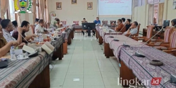 RAPAT: Suasana rapat pansus hak interpelasi Interpelasi tentang pencabutan izin PT BPR Bank Jepara Artha (BJA) di Ruang Serbaguna DPRD Jepara, Kamis, 25 Juli 2024. (Tomi Budianto/Lingkarjateng.id)