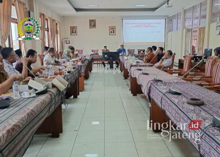 Pansus Hak Interpelasi DPRD Jepara Ungkap Beberapa Kejanggalan Kredit BJA 25 RAPAT: Suasana rapat pansus hak interpelasi Interpelasi tentang pencabutan izin PT BPR Bank Jepara Artha (BJA) di Ruang Serbaguna DPRD Jepara, Kamis, 25 Juli 2024. (Tomi Budianto/Lingkarjateng.id)