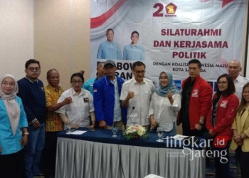Sejumlah ketua dan pengurus partai politik yang tergabung dalam Koalisi Indonesia Maju (KIM) Kota Salatiga foto bersama usai rapat koordinasi pada Kamis, 25 Juli 2024. (Angga Rosa/Lingkarjateng.id)