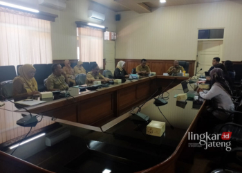 DISKUSI: BPOM Jateng saat kunjungan kerja ke Kabupaten Pati bersama Pj Bupati dan instansi terkait di Ruang Joyokusumo Setda Pati, Senin, 1 Juli 2024. (Arif Febriyanto/Lingkarjateng.id)