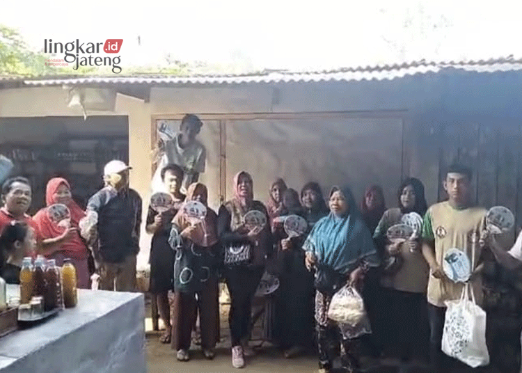Para pedagang Pasar Jambangan, Kabupaten Karanganyar, berkomitmen memenangkan Sudaryono menjadi Gubernur Jawa Tengah pada Pilgub Jateng 2024. (Dok. Lingkarjateng.id)