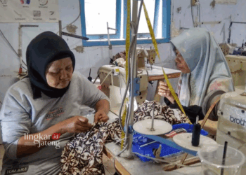 Sanggar Kegiatan Belajar (SKB) Kota Pekalongan menggelar pelatihan menjahit bagi warga belajar dengan menggandeng Lembaga Kursus dan Pelatihan (LKP) A’Nur pada Minggu, 7 Juli 2024. (Fahri Akbar/Lingkarjateng.id)