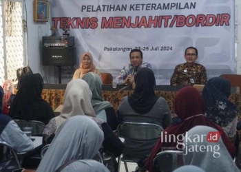 PELATIHAN: Wali Kota Pekalongan, Achmad Afzan Arslan Djunaid (tengah), memberikan pengarahan di acara  pelatihan menjahit dan border, di LPK Nisfisano Kota Pekalongan pada Rabu, 24 Juli 2024. (Kominfo Kota Pekalongan/Lingkarjateng.id)