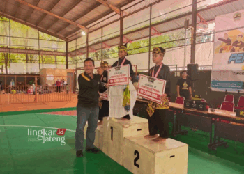 Kepala Disdikpora Kabupaten Jepara Ali Hidayat memberi ucapan selamat kepada atlet berprestasi Jepara. (Muhammad Aminudin/Lingkarjateng.id)