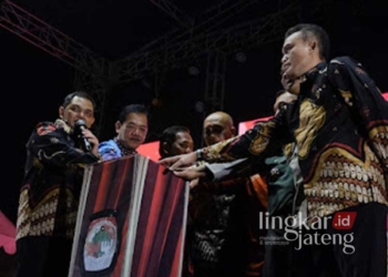 Bupati Semarang Ngesti Nugraha didampingi oleh Kepala Diskumperindag Heru Subroto dan jajaran Forkompimda Kabupaten Semarang saat meluncurkan aplikasi online Infokas dan Asring pada kegiatan Kabupaten Semarang Expo 2025 Hari Koperasi Ke-77 di Alun-alun Bung Karno, Kalirejo, Ungaran Timur, pada Jumat, 26 Juli 2024 malam. (Hesty Imaniar/Lingkarjateng.id)