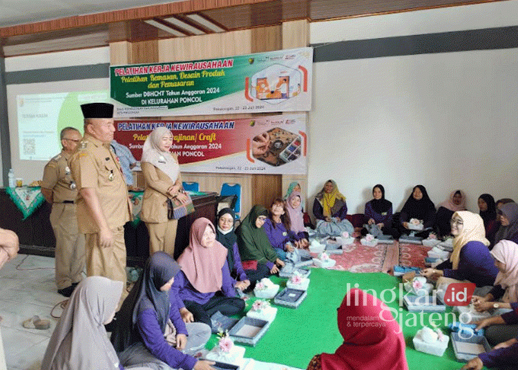 Wakil Wali Kota Pekalongan, Salahudin, menghadiri acara pelatihan kewirausahaan bagi warga Kelurahan Poncol, Kecamatan Pekalongan Timur, pada Senin, 23 Juli 2024. (Kominfo Kota Pekalongan/Lingkarjateng.id)