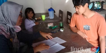 Tim pendataan anak tidak sekolah (ATS) Kabupaten Grobogan melakukan layanan khusus dengan melaksanakan pendataan dengan datang langsung ke rumah warga. (Eko Wicaksono/Lingkarjateng.id)