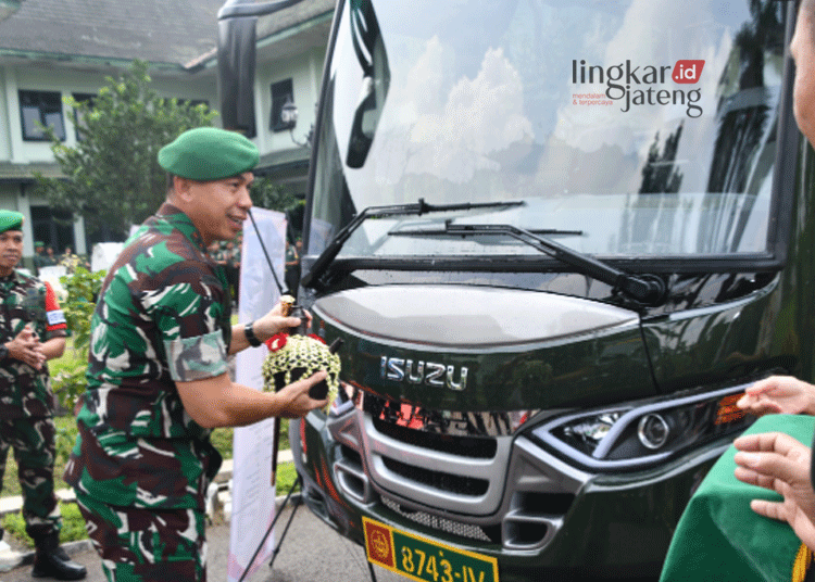 Pangdam IV/Diponegoro Mayjen TNI Deddy Suryadi, S.I.P., M.Si., resmikan penggunaan dua unit kendaraan dan alat musik untuk Ajendam IV/Diponegoro pada Selasa, 2 Juli 2024. (Pendam IV Diponegoro/Lingkarjateng.id).
