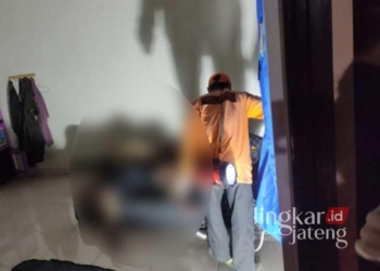 Warga saat menemukan mayat di kamar indekos Dukuh Ngipik, Desa Kutoharjo, Kecamatan/Kabupaten Pati, pada Rabu, 24 Juli 2024. (Dok. Lingkarjateng.id)