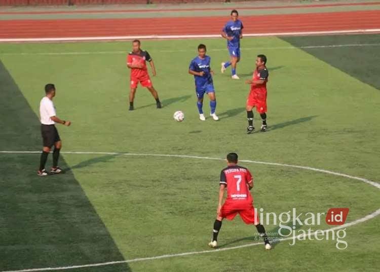 SERU: Fun match antara Persipa Pati Legend vs Timnas Indonesia Legend di Stadion Joyokusumo Pati pada Minggu, 28 Juli 2024. (Arif Febriyanto/Lingkarjateng.id)