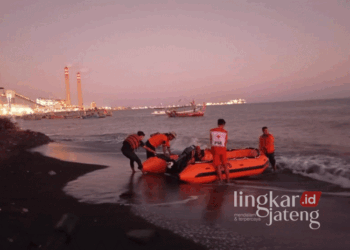Personil gabungan saat mencari keberadaan nelayan yang hilang di Perairan Bayuran, Kabupaten Jepara. (Tomi Budianto/Lingkarjateng.id)