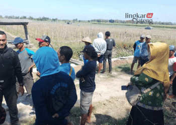 Puluhan petani di Desa Langenharjo, Kecamatan Juwana, Kabupaten Pati, saat mendatangi lokasi pengerjaan jalan yang diduga menggunakan limbah berbahaya pada Kamis, 11 Juli 2024. (Arif Febriyanto/Lingkarjateng.id)