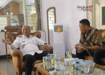 MINTA RESTU: Panitia Pawai Kirab “Napak Tilas Ki Ageng Penjawi Kebangkitan Pati” Jilid II menghadap Pj Bupati Pati Henggar Budi Anggoro di Pendopo Kabupaten Pati, Jateng, pada Rabu, 10 Juli 2024. (Arif Febriyanto/Lingkarjateng.id)