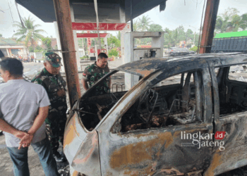 Mobil Espaz hangus terbakar pada insiden kebakaran SPBU Bakalan, Dukuhseti, Pati, pada Selasa 2 Juli 2024. (Dok. Lingkarjateng.id)