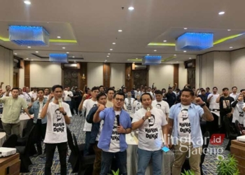 Kawan Dekat saat melaksanakan deklarasi dukungan kepada Ade Bhakti Ariawan untuk maju dalam Pilwalkot Semarang 2024 di Hotel Noormans Semarang pada Kamis sore, 25 Juli 2024. (Rizky Syahrul Al-Fath/Lingkarjateng.id)