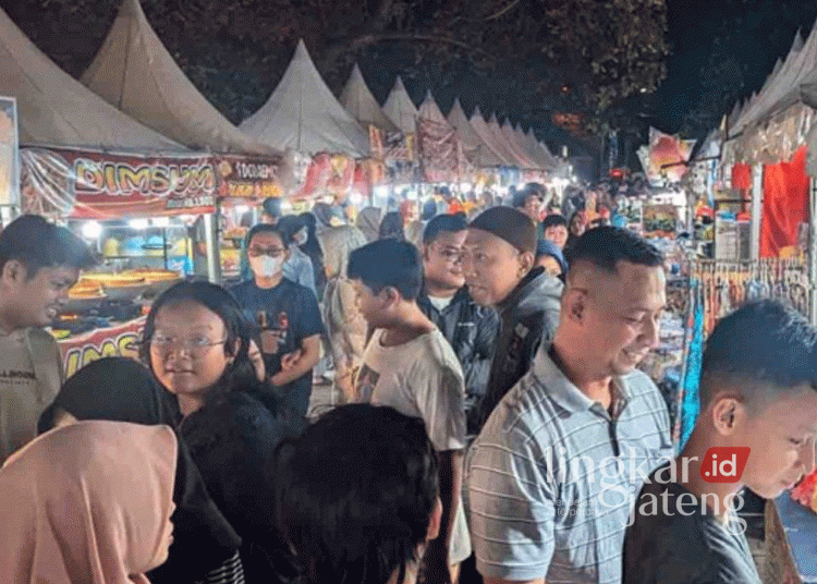 Keramaian pengunjung Rembang Expo 2024 di malam hari. (Dok. Rembangkab/Lingkarjateng.id)