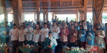 6 parpol mendeklarasikan dikungan kepada pasangan Harno-Hanies di Joglo Wavi, salah satu kediaman Harno yang berada di Desa Kabongan Kidul Kecamatan/Kabupaten Rembang pada Jumat siang, 26 Juli 2024. (Vicky Rio/Lingkarjateng.id)