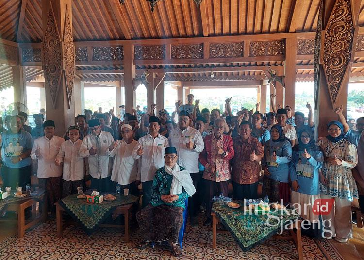 6 parpol mendeklarasikan dikungan kepada pasangan Harno-Hanies di Joglo Wavi, salah satu kediaman Harno yang berada di Desa Kabongan Kidul Kecamatan/Kabupaten Rembang pada Jumat siang, 26 Juli 2024. (Vicky Rio/Lingkarjateng.id)