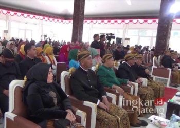 Sejumlah pejabat dan mantan pejabat saat menghadiri Resepsi Hari Jadi ke-419 Kabupaten Kendal di Pendopo Bahurekso pada Minggu, 28 Juli 2024. (Syahril Muadz/Lingkarjateng.id)