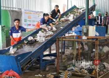 Sejumlah warga mengolah sampah rumah tangga di tempat Pengolahan Sampah Reduce, Reuse, Recycle (TPS3R) Terpadu, Bulu, Tegalrejo, Kecamatan Argomulyo, Kota Salatiga, belum lama ini. (Dok. Beritajateng.id)