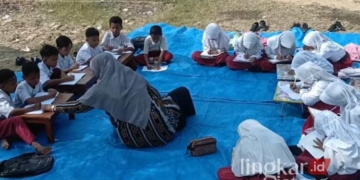Suasana siswa SDN 1 Gedangan, Grobogan, belajar di luar ruangan beralaskan tikar. (Dok. Pribadi/Lingkarjateng.id)