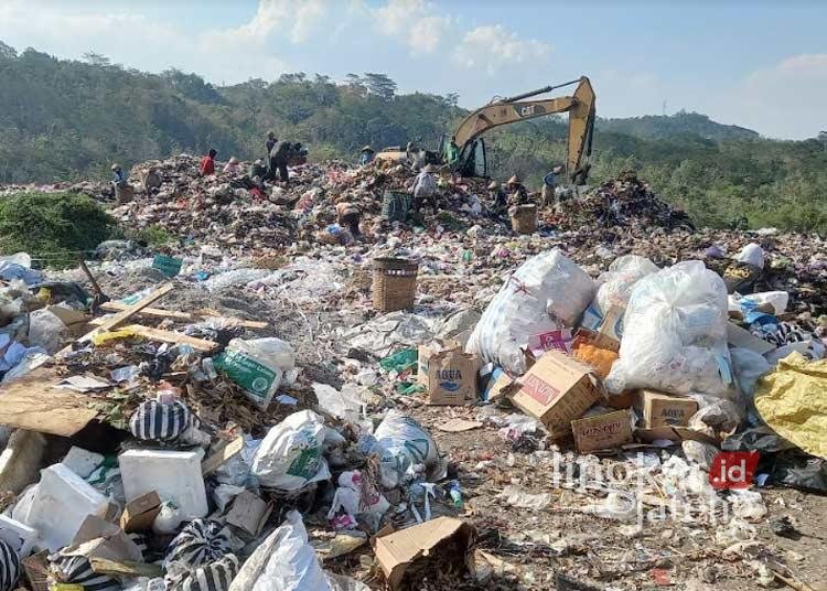 Kondisi TPA Blondo di Kecamatan Bawen, Kabupaten Semarang, tampak sudah overload. (Hesty Imaniar/Lingkarjateng.id)