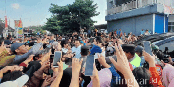 Joko Suranto dan Baim Wong disambut puluhan ribu warga Grobogan menuju tempat peresmian Taman Joss pada Senin, 15 Juli 2024. (Eko Wicaksono/Lingkarjateng.id)