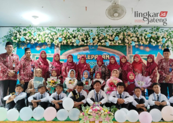 Guru dan siswa kelas VI SD Negeri Karangasem, Kecamatan Sedan, Kabupaten Rembang foto bersama usai acara perpisahan dengan tema Kearifan Lokal yang digelar di sekolah setempat pada Sabtu pagi 15 Juni 2024. (Vicky Rio/Lingkarjateng.id)