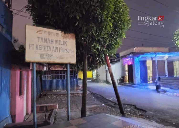 MASIH BEROPERASI: Beginilah suasana di lahan PT. KAI yang dekat sekolah-sekolah, turut Desa Puri, Kecamatan Pati, Kabupaten Pati. Tampak sejumlah tempat karaoke sudah mulai buka meskipun dengan pintu yang tidak terbuka lebar. (Dok. Lingkarjateng.id)