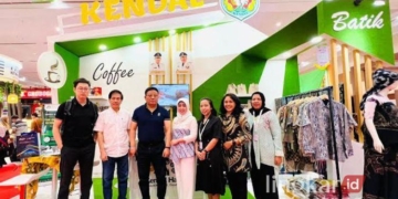 FOTO BERSAMA: Staf DPMPTSP Kendal foto bersama dengan pengunjung dalam Kegiatan Apkasi Otonomi Expo 2024 di Jakarta beberapa waktu lalu. (DPMPTSP Kendal/Lingkarjateng.id)