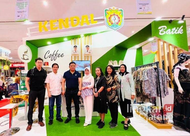 DPMPTSP Kendal Kawal 4 Perusahaan Tanamkan Investasi di KIK 25 FOTO BERSAMA: Staf DPMPTSP Kendal foto bersama dengan pengunjung dalam Kegiatan Apkasi Otonomi Expo 2024 di Jakarta beberapa waktu lalu. (DPMPTSP Kendal/Lingkarjateng.id)
