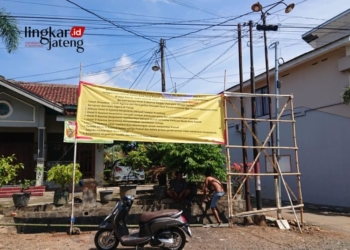 Bikin Resah, Warga Desa Puncel Dukuhseti Tuntut Izin Hotel D’Ayanna Segera Dicabut 27 POTRET: MMT berisi tuntutan warga Desa Puncel, Kecamatan Dukuhseti, Kabupaten Pati terkait operasional Hotel D’Ayanna. (Lingkar/Lingkarjateng.id)