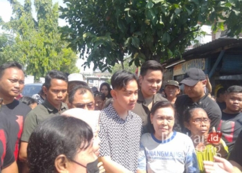 Wapres Gibran Rakabuming Raka didampingi Calon Walikota Semarang Dico Ganindut saat blusukan di Kawasan Barito Kecamatan Semarang Timur, Sabtu, 20 Juli 2024. (Rizky Syahrul/Lingkarjateng.id)