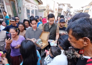 Gibran ditemani Dico blusukan membagikan susu di Kampung Ujung Sari Langganan Rob Semarang pada Sabtu, 20 Juli 2024. (Dok. Pribadi/Lingkarjateng.id)
