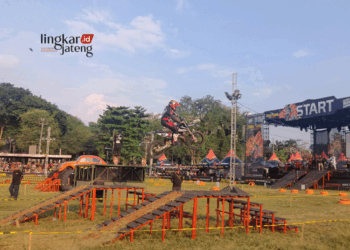 Salah satu peserta Kejuaraan Trial Game Dirt 2024 saat mencoba menaklukkan area perlintasan di Lapangan Garnisun Semarang pada Jumat, 5 Juli 2024. (Rizky Syahrul Al-Fath/Lingkarjateng.id)