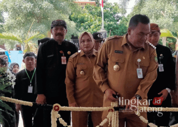 Wakil Bupati Blora Tri Yuli Setyowati (tengah) saat dampingi Bupati Blora Arief Rohman pada peresmian RS Samin Surosentiko Randublatung beberapa waktu lalu. (Dok. Lingkarjateng.id)