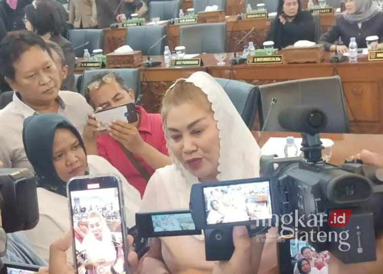 Wali Kota Semarang Hevearita Gunaryanti Rahayu (Mbak Ita) saat menghadiri rapat paripurna DPRD Kota Semarang pada Senin, 22 Juli 2024. (Rizky Syahrul Al-Fath/Lingkarjateng.id)