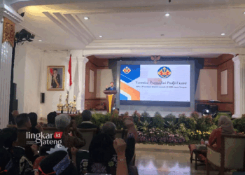 Ketua Presidium Wanita Katolik RI DPD Jawa Tengah Veronica Pramadini Pudji Utami saat memberikan sambutan pada acara gelar budaya dan UMKM satu abad Wanita Katolik RI DPD Jateng pada Minggu, 30 Juni 2024. (Rizky Syahrul Al-Fath/Lingkarjateng.id)