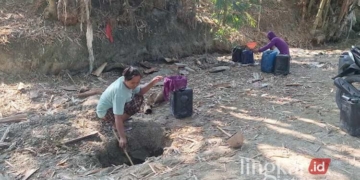 Warga Desa Karanganyar, Geyer, Grobogan mengais air dari sumur belik. (Lingkar Network | Eko Wicaksono - Lingkarjateng.id)