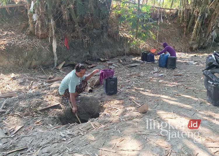 Warga Desa Karanganyar, Geyer, Grobogan mengais air dari sumur belik. (Lingkar Network | Eko Wicaksono - Lingkarjateng.id)