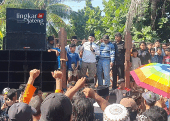 TENANGKAN WARGA: Camat Dukuhseti Agus Sunarko menemui warga yang menggelar aksi penolakan adanya Hotel D’Ayana di Desa Puncel, Kecamatan Dukuhseti, Pati. (Nailin RA/Lingkarjateng.id)