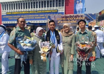 Foto bahagia Habib Rangga Permana bersama keluarga saat merayakan kelulusan Program Diploma IV dari Politeknik Ilmu Pelayaran (PIP) Semarang pada Selasa, 30 Juli 2024. (Rizky Syahrul Al-Fath/Lingkarjateng.id)