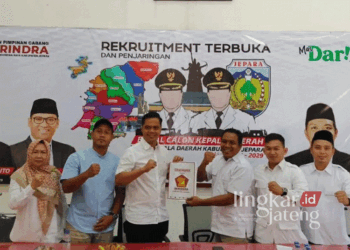Bacabup Jepara Witiarso Utomo dan Bacawabup Jepara Purwanto saat di kantor DPC Partai Gerindra Jepara. (Tomi Budianto/Lingkarjateng.id)