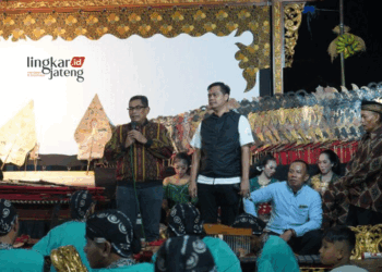 Ketua DPC PDIP Jepara Andang Wahyu Triyanto saat memperkenalkan Bacabup Jepara Witiarso Utomo pada pentas wayang sedekah bumi Desa Slagi, Kecamatan Pakis Aji, Kabupaten Jepara. (Antara/Lingkarjateng.id)