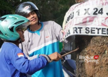 PELESTARIAN LINGKUNGAN: Beberapa warga mencabut paku yang digunakan untuk reklame di pohon saat gerakan pencabutan paku yang digelar Dinas Lingkungan Hidup (DLH) Kota Salatiga, beberapa hari lalu. (Diskominfo Salatiga/Lingkarjateng.id)