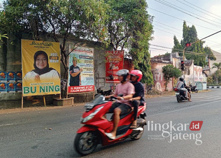 Baliho Mbak Ning Hiasi Sudut Kota, Pertanda Ikut Maju Pilkada Pati? 25 TERPAMPANG: Pengendara melintas di depan baliho bakal calon bupati Pati Endah Sri Wahyuningati di Blaru, Kecamatan Pati, Kabupaten Pati, Jawa Tengah. (Setyo Nugroho/Lingkarjateng.id)
